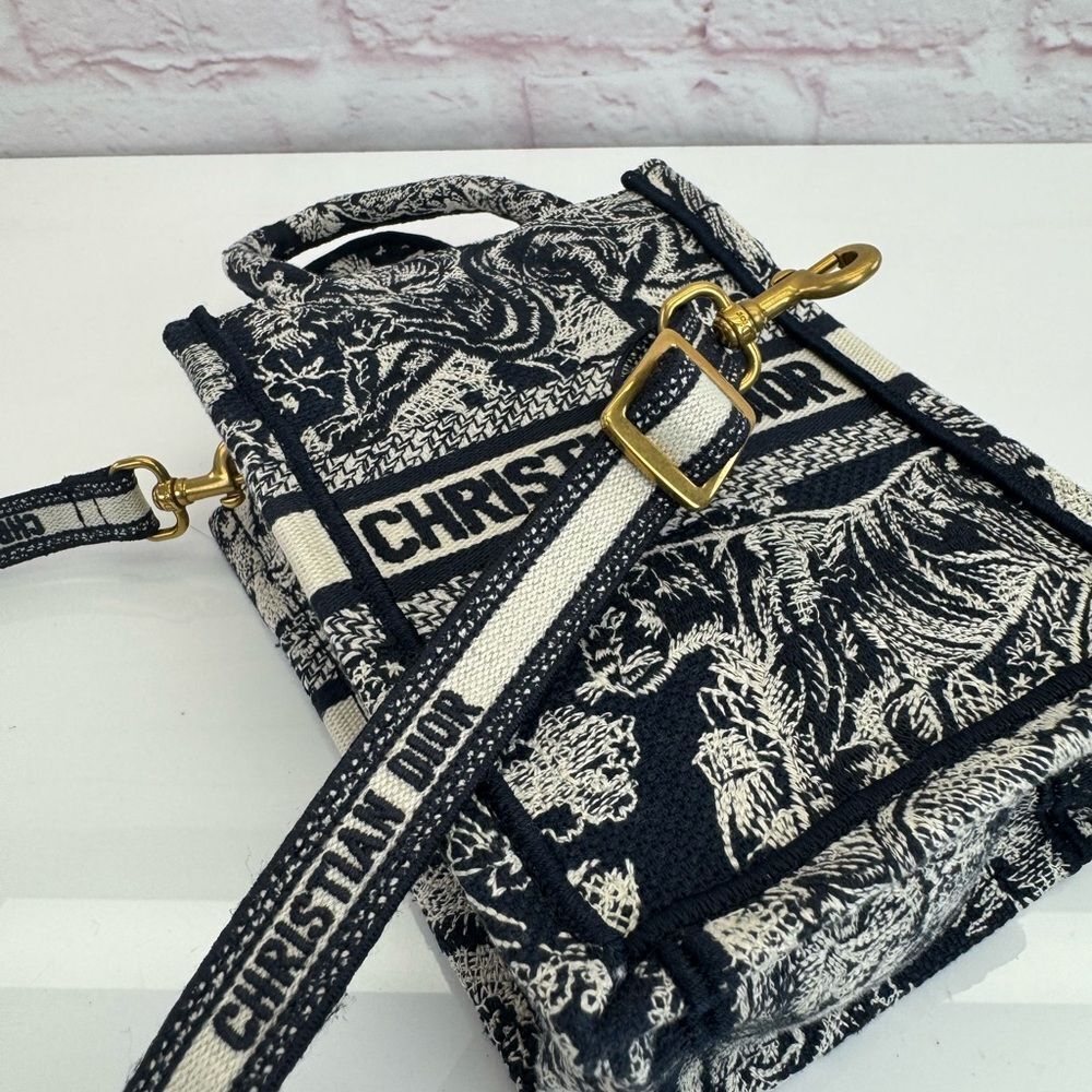 Christian Dior NWT Dior Reverse Toile de Jouy Embroidery Handbag White Navy blue - Picture 6 of 12